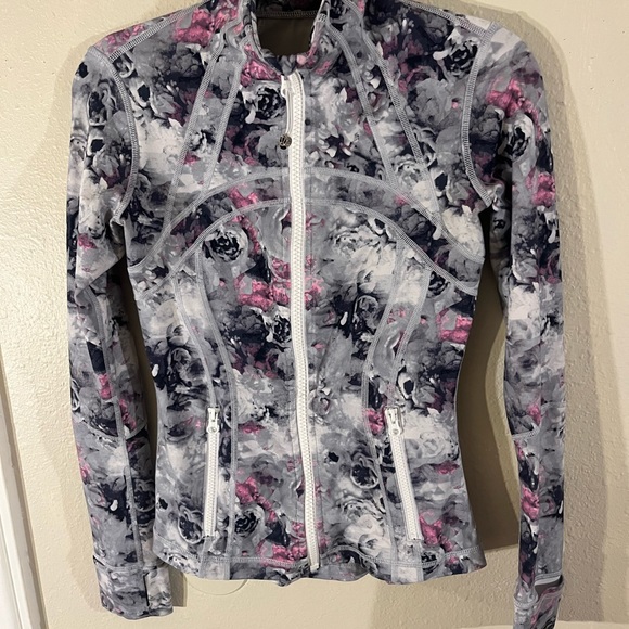 New without tags Lululemon zip jacket with zip pockets. Size 4 - Picture 2 of 9